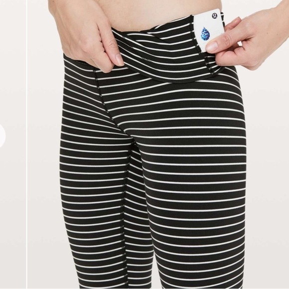 Lululemon Wunder Under Crop (High-Rise) *21" size 4 - Picture 4 of 9